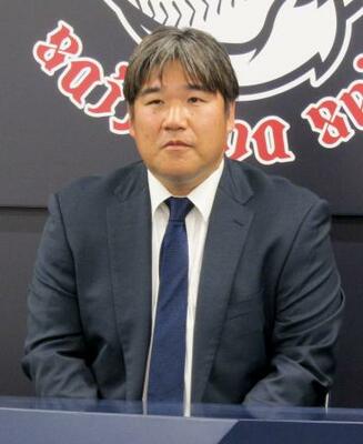 　契約交渉を終え、記者会見する西武・中村剛＝４日、埼玉県所沢市