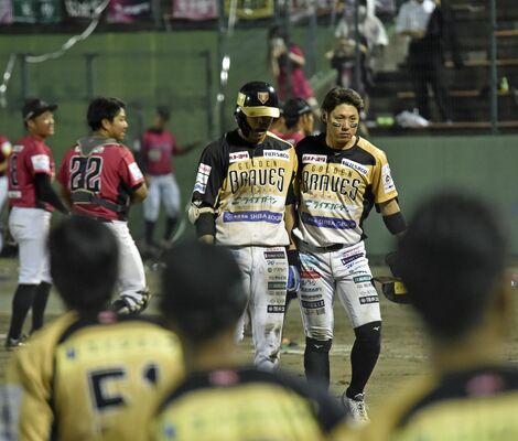 試合が終了し、最後の打者となってうつむく栃木ＧＢの長南主将（左）と駆け寄る佐々木