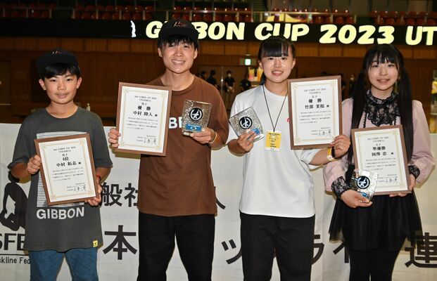 左からオープン男子４位の中村拓志選手、同優勝の陸人選手、オープン女子優勝の竹部選手、同２位の岡澤選手
