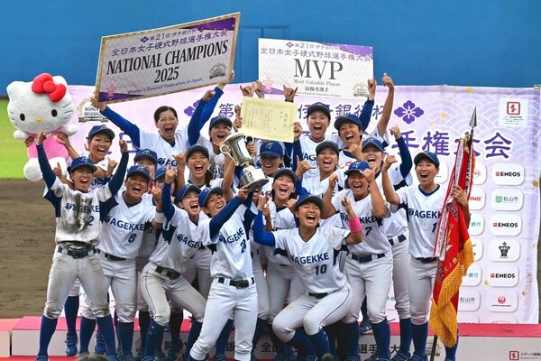 ３年ぶり３度目の優勝を果たしたエイジェックの選手たち＝坊っちゃんスタジアム