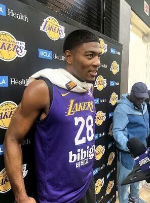 　取材に応じるレーカーズの八村塁＝２０日、エルセグンド（共同）