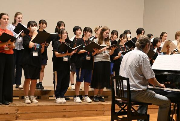 全体での合唱練習の様子＝２３日午後、那須塩原市東三島６丁目の三島ホール