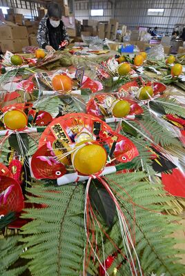 丁寧に手作りされたしめ飾り＝２７日午前１０時４０分、塩谷町田所
