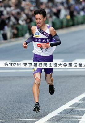 　６位でゴールする駒大の佐藤圭汰＝東京・大手町