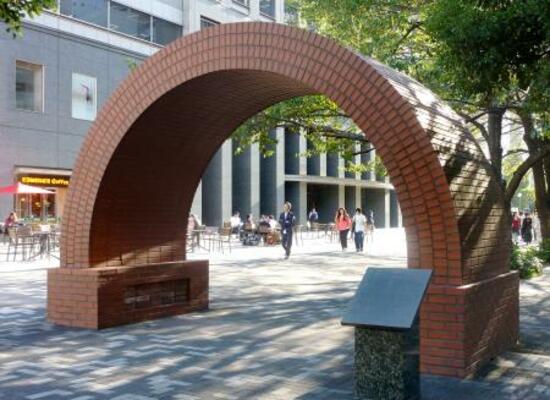 かつてこの地を流れていた玉川上水を記念するモニュメント=東京都渋谷区