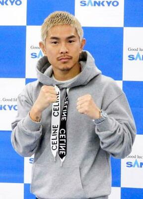 記者会見後に撮影に応じる井岡一翔=28日、東京都目黒区の志成ジム