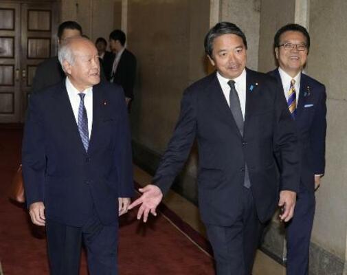 　（左から）自民党の鈴木、国民民主党の榛葉両幹事長＝昨年１０月、国会