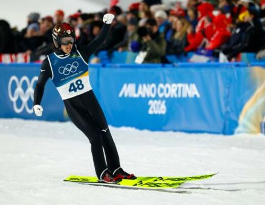 　男子個人ノーマルヒル　２回目の飛躍を終え、ガッツポーズの二階堂蓮。銅メダルを獲得した＝プレダッツォ（共同）