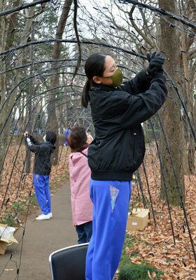 イルミネーションの片付けをする生徒ら