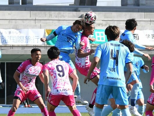 後半27分、空中戦で競り合う栃木シティのＤＦ内田（中央右）＝平和堂ＨＡＴＯスタジアム
