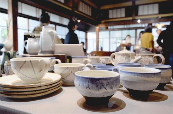 作家の器とコーヒーが楽しめる「巡る　こ～ひ～展」