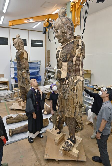 修復作業を経て自立した最勝寺の金剛力士像＝15日午前10時30分、鹿沼市下沢