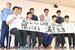 キャッチフレーズを掲げる杉本本部長（前列中央）と生徒ら＝24日午後、栃木工業高
