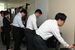 探知機を使って盗撮カメラを模した機器を探す県教委職員=25日午後2時10分、県庁南別館