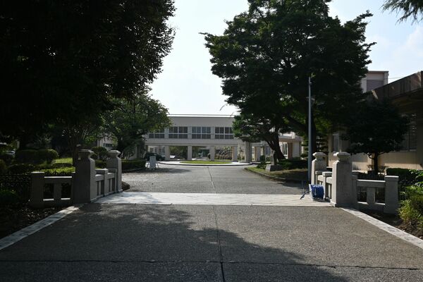 正門側から見た操橋