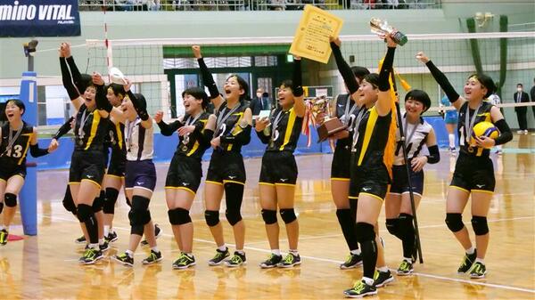 3連覇を果たし、応援席に喜びの報告をする国学院栃木の選手たち