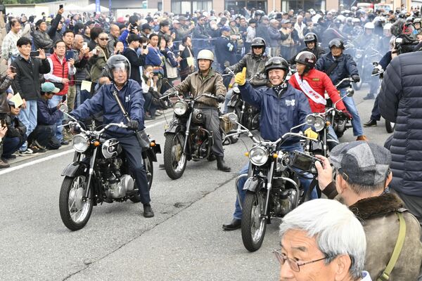 山あげ会館を出発するパレードの列