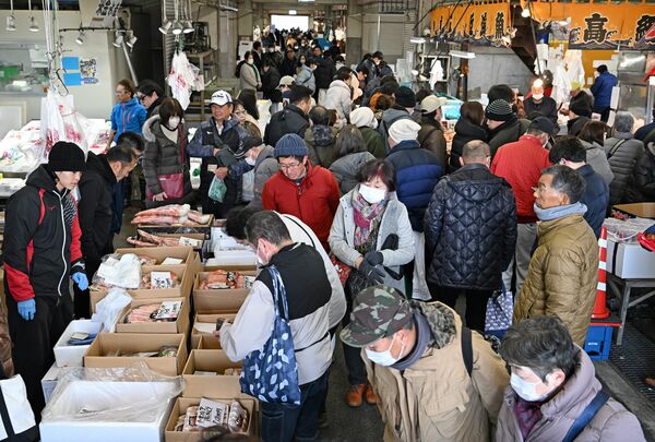 大勢の買い物客でにぎわう「うんめ～べ朝市」＝27日午前８時15分、宇都宮市簗瀬町