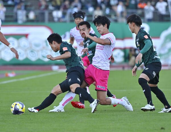 後半追加タイム、栃木シティのＦＷ吉田（中央）が相手に囲まれる