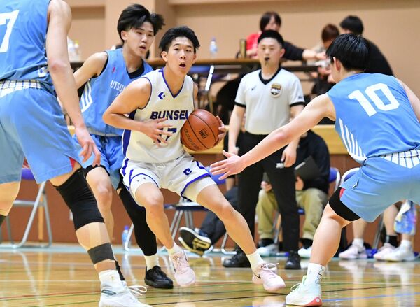 バスケットボール男子決勝リーグ文星付－宇工　第２クオーター７分、文星付の市川が相手をかわす＝マルワ・アリーナとちぎ、鈴木航撮影