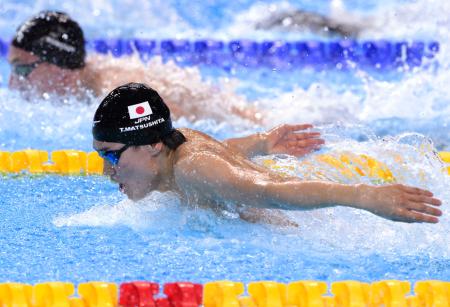 今夏の世界水泳選手権で競泳男子400メートル個人メドレー決勝に出場した松下知之のバタフライ=シンガポール(共同)