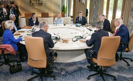 　Ｇ７サミットの討議に臨む石破首相（左から奥へ３人目）と各国首脳＝６月16日、カナダ西部カナナスキス（共同）