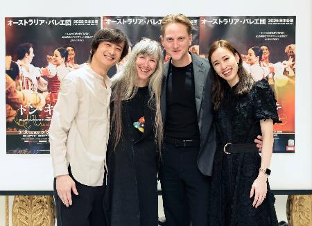来日したシルビー・ギエム(左から2人目)ら(松橋晶子撮影)