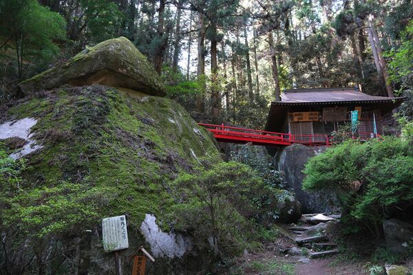 パワースポット巨石群 弁慶の割石は「鬼滅の刃」の聖地に 名草厳島神社