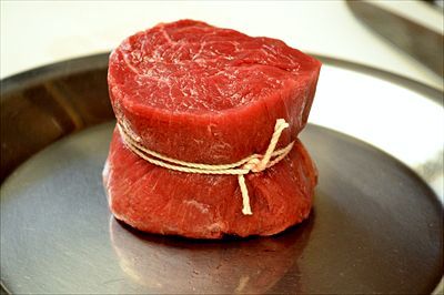 たこ糸で巻いた牛ヒレ肉（ブロック）