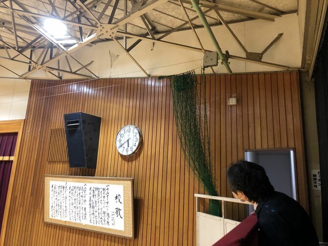 内壁の一部が崩れた宇都宮高体育館＝１日午後５時40分、宇都宮市滝の原３丁目