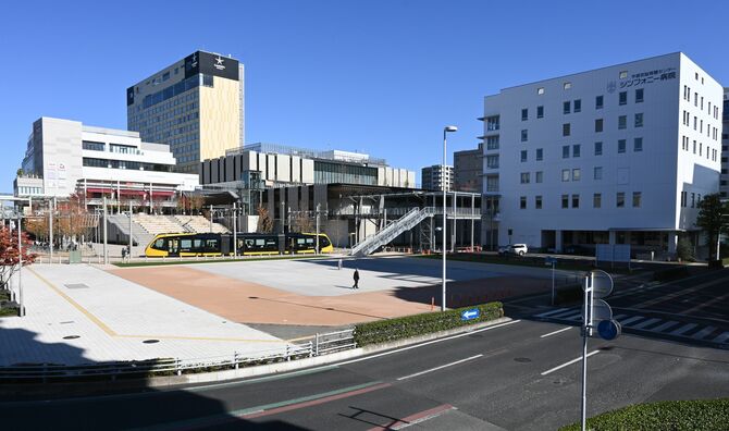 LRTが走行するＪＲ宇都宮駅東口