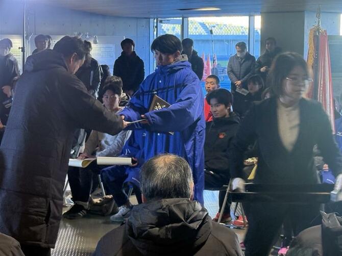 １区区間賞で最優秀選手賞に輝いた那須塩原市Ａの高久龍（中央）