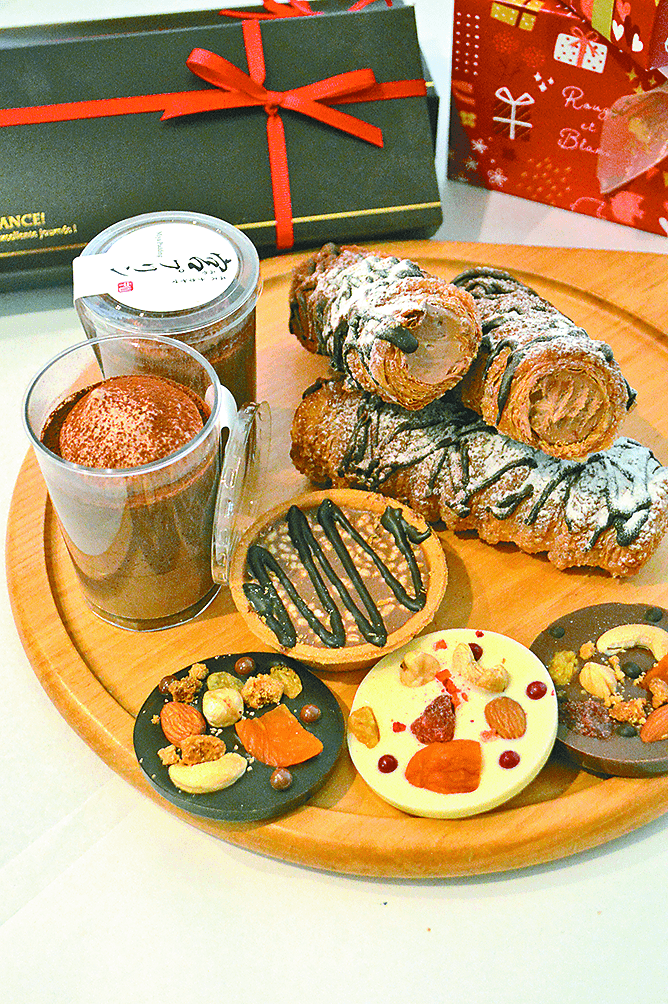 季節限定「チョコーネ」（右奥）、「宮プリン」などお薦めのチョコスイーツ