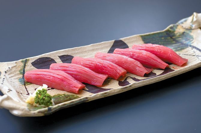 舌触りも滑らか。「生」へのこだわりを追求した「まぐろにぎり」はネタも大きく食べ応えも十分