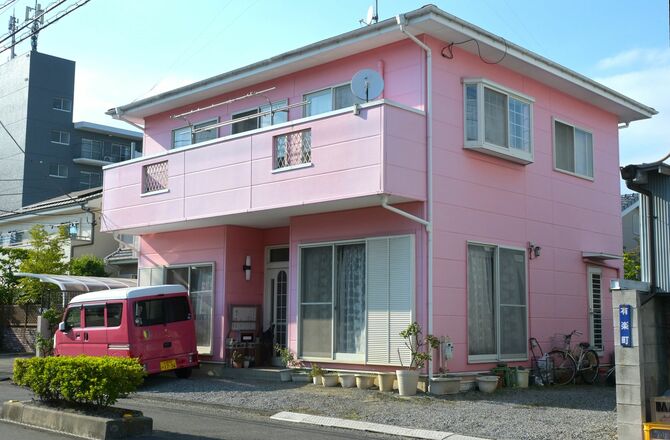 足利市中心部にあるピンク色の家とピンク色の車＝同市有楽町