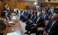 自民との連立協議開始を説明