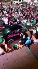 サッカーファン群衆に車突っ込む