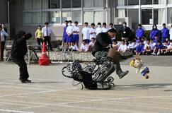 自転車事故再現 安全な運転学ぶ