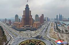 金氏、平壌のニュータウンを視察