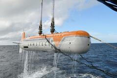 深海８０００メートル潜航に成功