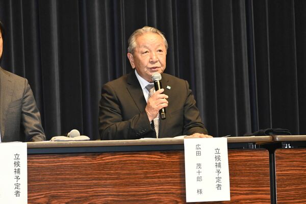 公開討論会で意見を述べる広田氏=21日午後、益子町益子
