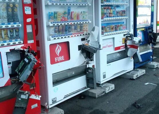 現金投入口付近が壊され現金が盗まれた自動販売機＝２日午前（提供写真）