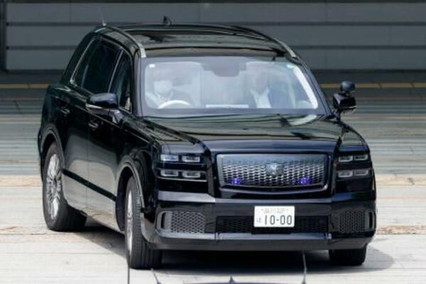 　トヨタ自動車の最高級ブランド「センチュリー」のＳＵＶに新調された高市首相が移動で使う専用車＝２２日午前、首相官邸