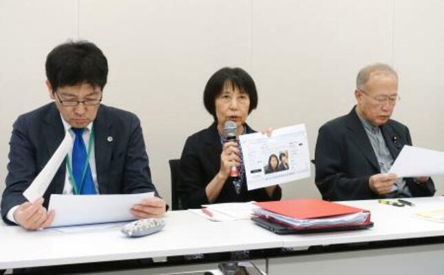 　記者会見する（左から）神原元弁護士と師岡康子弁護士ら＝２６日午後、国会