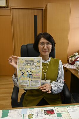 通学支援交付金を紹介する益子町長