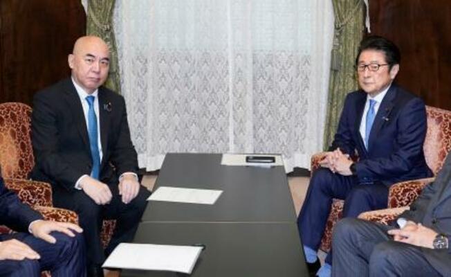 会談に臨む日本保守党の百田代表(左)と自民党の松山参院会長=30日午後、国会