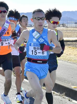 長年のブランクと病から復活し、栃木路を力走した塩谷郡６区の塚原（中央）＝26日午後、栃木市木野地町、杉浦崇仁撮影