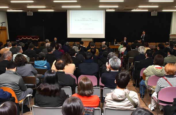 バンバ地区市街地再開発事業の説明会。会場は周辺住民らで埋め尽くされ、関心の高さがうかがえた