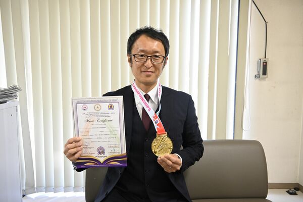 男子１１０メートル障害（４０～４４歳）で優勝した吉永さん