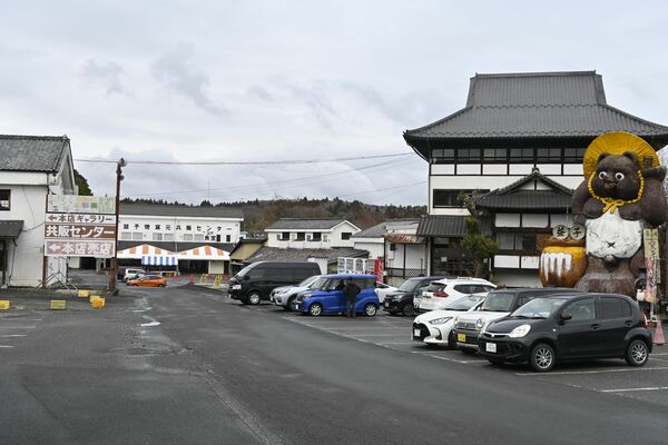 事業を停止した益子焼窯元共販の本社(左奥)。店舗運営は別法人が継続している=26日午後、益子町
